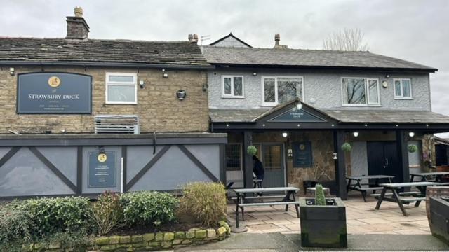 The Strawbury Duck Inn Darwen Exterior photo